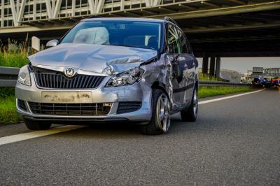 A8 Stgt.-Flughafen: Anhaengergespann schleudert ueber Autobahn.